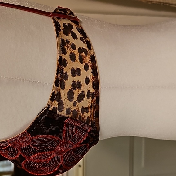 Victoria Secret, Like New in Excellent condition balconet 34C, Red and Black - Picture 4 of 6